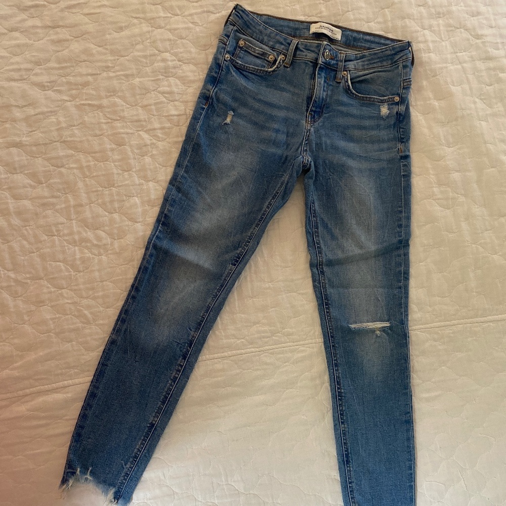 Zara stretch shredded women’s jeans Size 6 (fits like size 4)